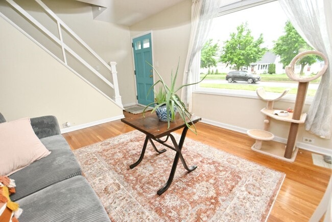 Building Photo - Fully furnished home, 3 bedroom 2 full baths
