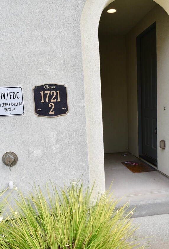 Foto principal - $3,800- 3 Bed 2 Bath Condo at Clover Commu...