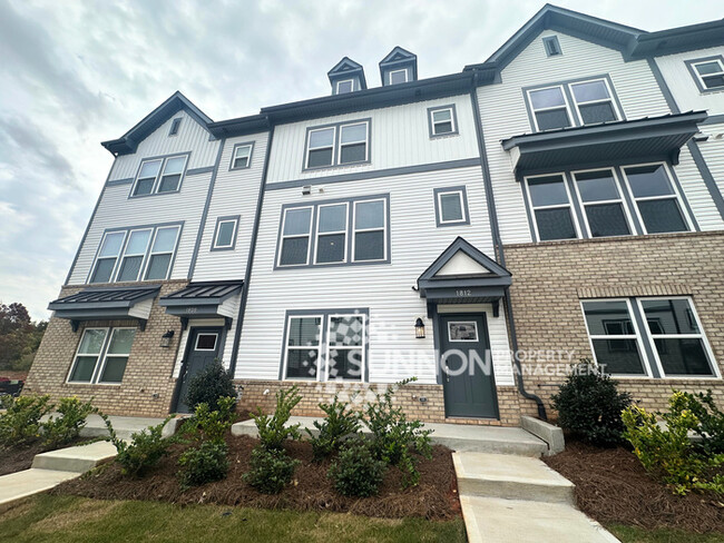 Foto del edificio - Brand New 3 Bed Townhome in Mineral Springs