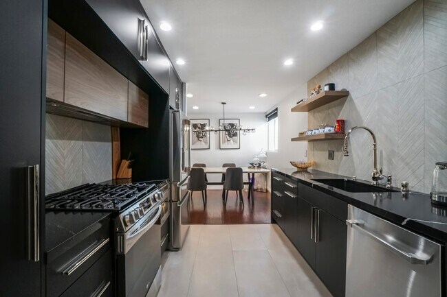 Cocina - 22041 Costanso St