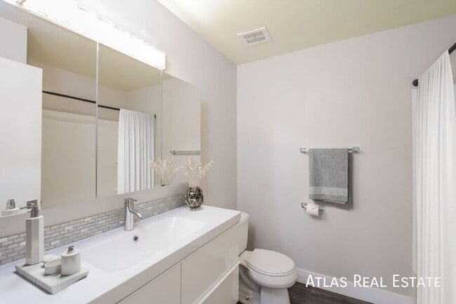 Building Photo - 3150 N Harlan St