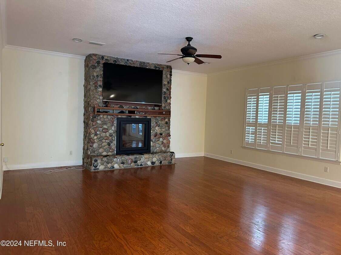 Foto del edificio - 556 Candlebark Dr