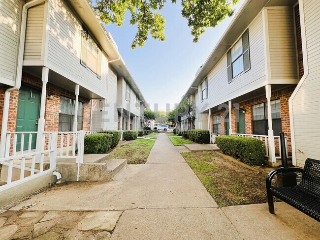 Building Photo - 929 W Hickory St