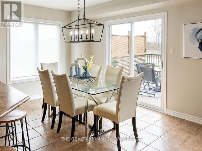 Photo du bâtiment - 689 N Leaksdale Cir