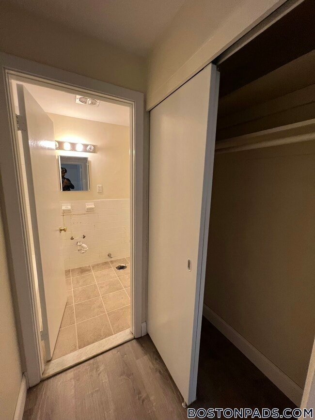 Foto del edificio - 24 Whites Ave