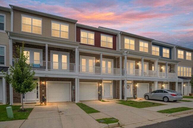 Foto del edificio - Your Next Home: Modern 3-Level Townhome with Garage, Deck & Huge Flex Space