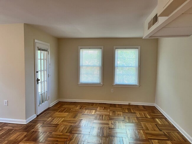 Foto del edificio - 6510 Potomac Ave