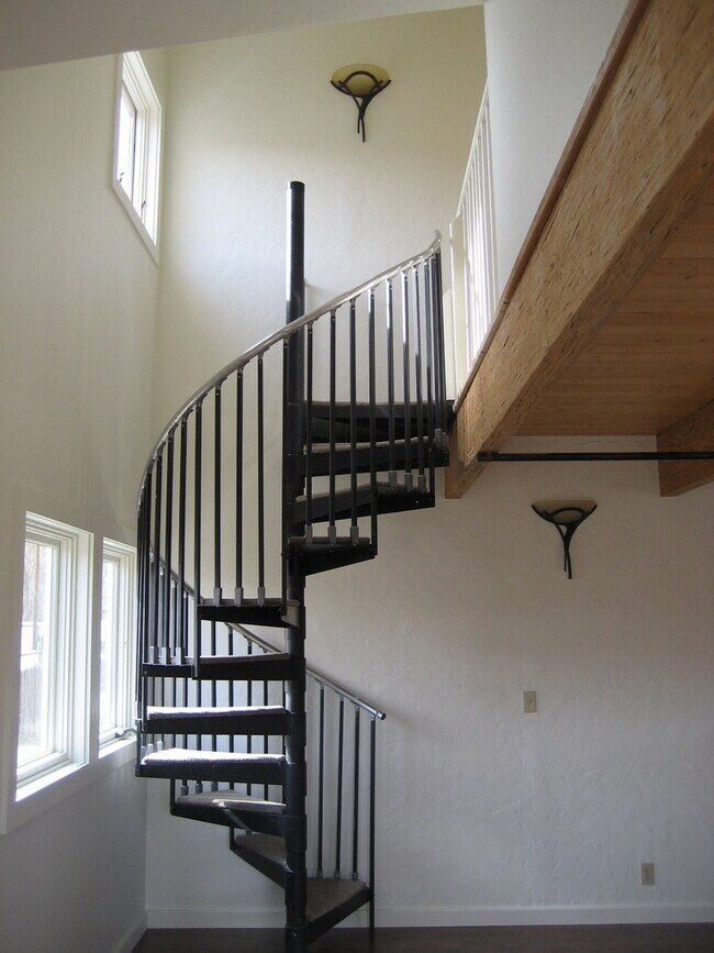 Building Photo - 151 S Mary St