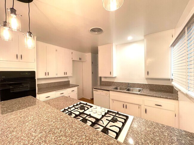 Foto del edificio - Beautiful updated Four Bedroom home in Riv...
