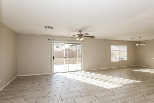 Foto del edificio - 12221 W Larkspur Rd