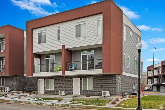 Primary Photo - Modern End Unit townhouse w attached 2 car...
