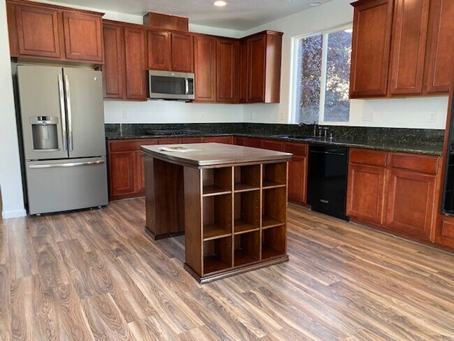 Building Photo - Move In Special! Beautiful 4 Bedroom Home