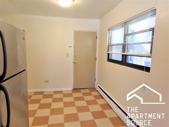 Photo - 1644 W Sherwin Ave Apartment