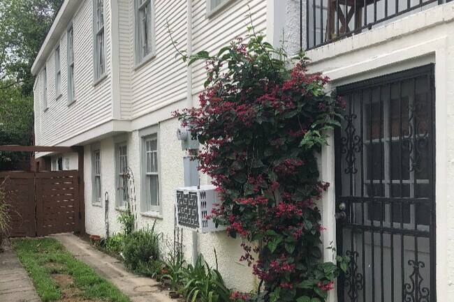 Apartment Entrance + Drive - 7726 Walmsley Ave