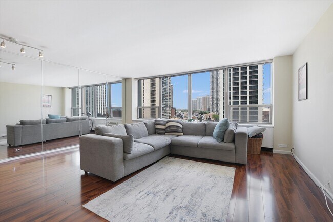 Foto del edificio - 1460 N Sandburg Terrace