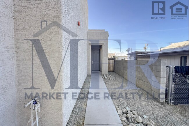 Building Photo - 3Bed/2.5Bath Townhouse at 7th St/Hatcher! Move-In Ready on 04/23/2026! -- NO HOA! W/ LOFT!