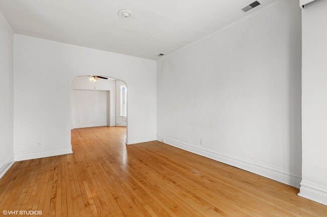 Building Photo - 2242 W Lyndale St