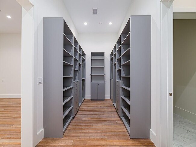 Foto del edificio - "Charming 2-Bed, 2-Bath Retreat in Prime Downtown Greenwich Location!"