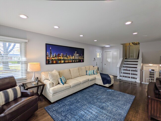 Foto del edificio - 2450 Maple Ave