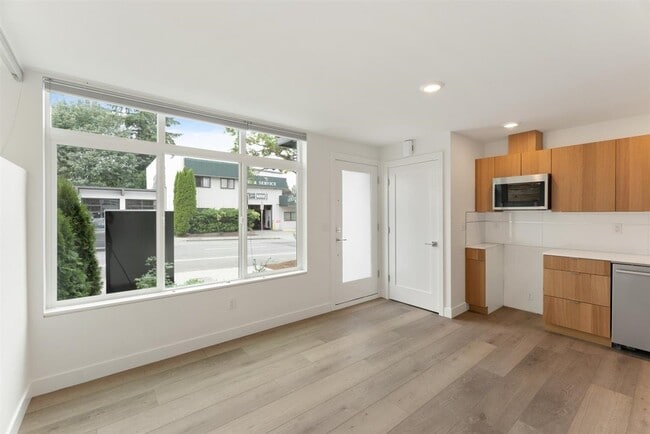 Building Photo - 5810 Roosevelt Way NE
