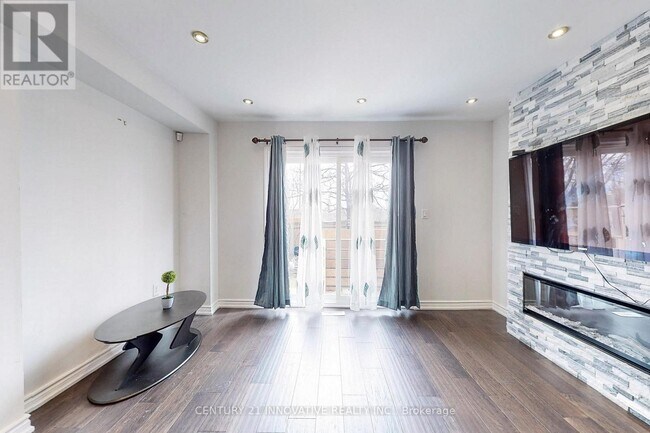 Photo du bâtiment - 1635 Pickering Pkwy