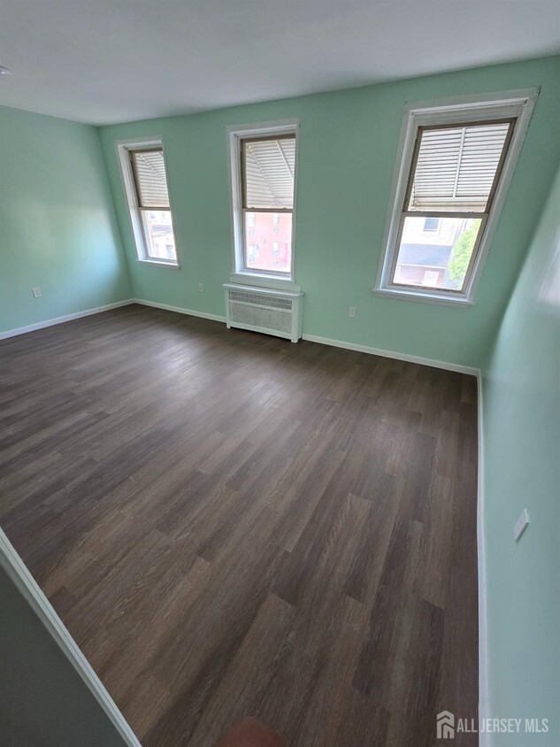 Foto principal - 557 Roosevelt Ave
