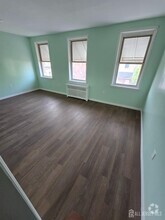 Building Photo - 557 Roosevelt Ave