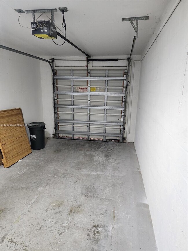 Foto del edificio - 2421 Centergate Dr