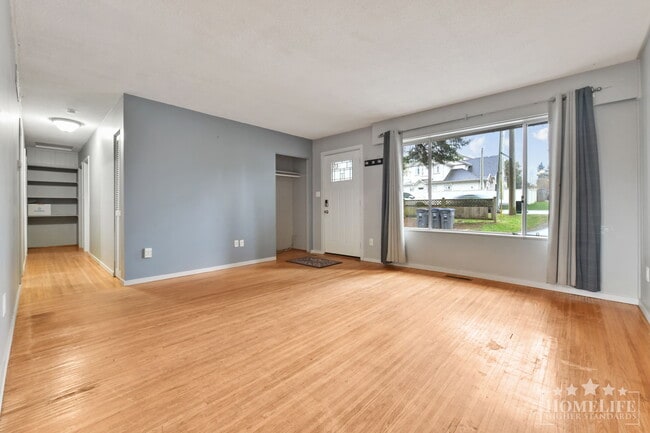 Building Photo - 3 Bed, 3 Bath House for Rent in White Rock!