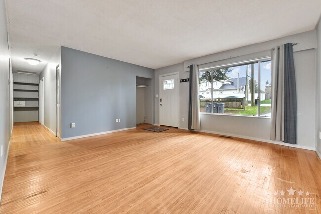 Photo du bâtiment - 3 Bed, 3 Bath House for Rent in White Rock!