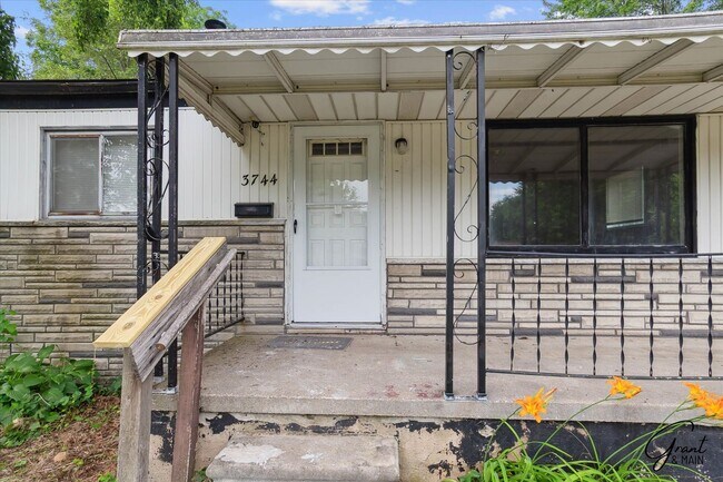 Building Photo - 2 bedroom $1400