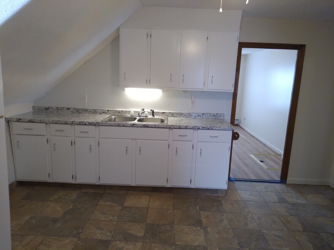Kitchen - 366 Metacom Ave