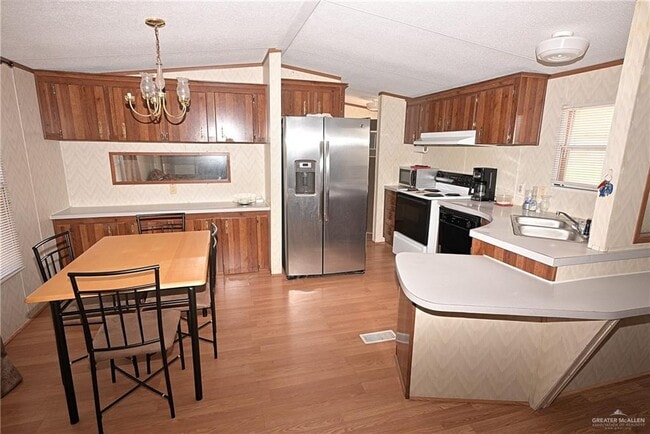 Building Photo - 123 Cedar Dr