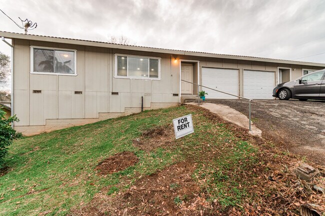 Building Photo - 2104 Rosamond Ave