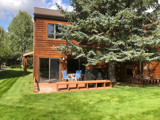 Building Photo - 450 Sagebrush Dr