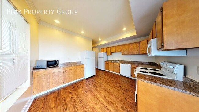 Building Photo - Available Fall 2025! 5 bedroom duplex loca...
