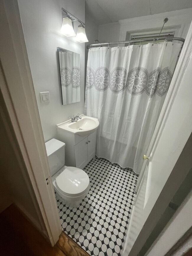 Building Photo - Brand new renovated studio with full kitchen and porch!!