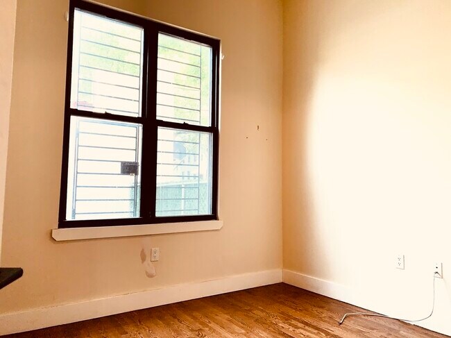 Building Photo - 567 Evergreen Ave