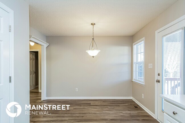 Foto del edificio - 5129 Peakwood Dr