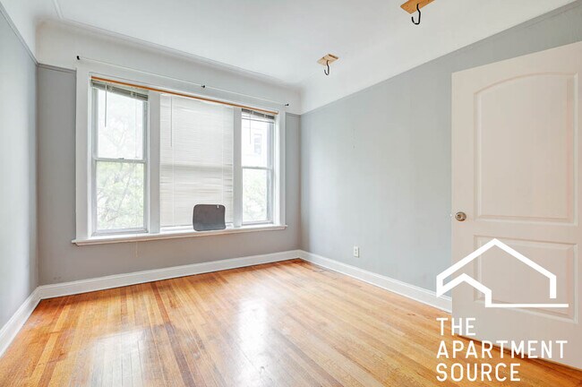 Foto del edificio - 907 W Belmont Ave