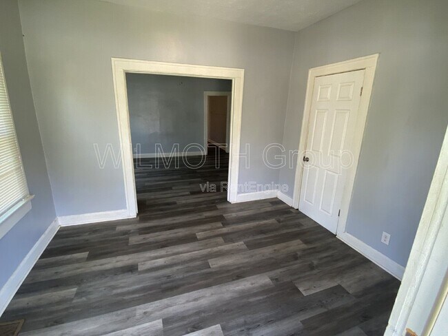 Building Photo - 15 N Riley Ave