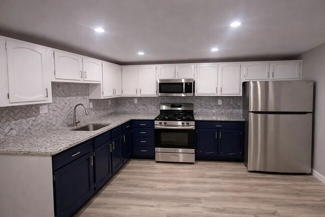 Building Photo - Avon Place