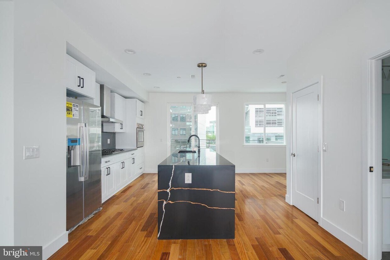 Primary Photo - 676 N 13th St