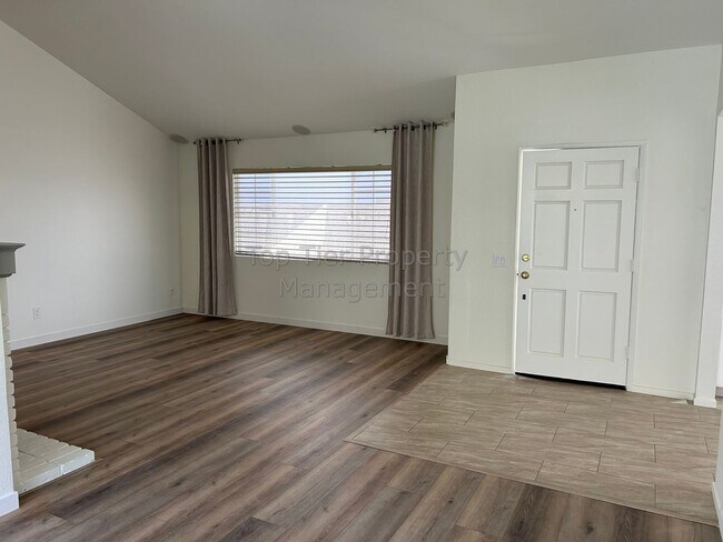 Building Photo - ***Single-story 2 bed / 2 bath / +Den Hous...