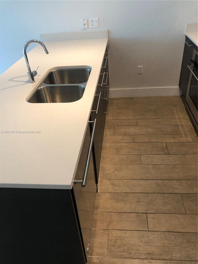Primary Photo - 500 Brickell Ave