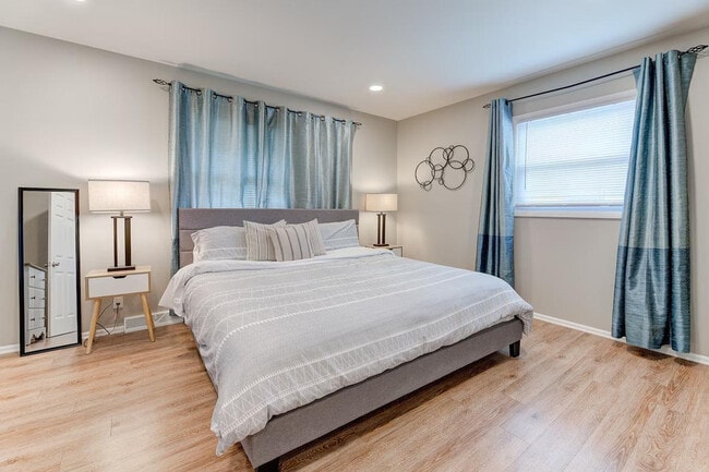 Building Photo - 2421 Saratoga Rd