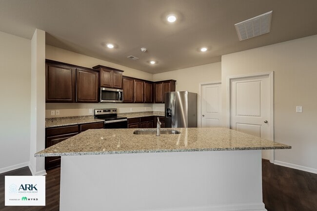 Building Photo - 450 Clover Cir