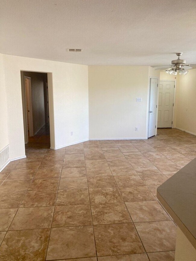 Building Photo - Spacious 4 BR 2 Bath pets considered