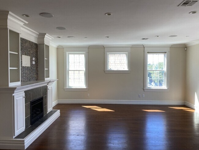 Building Photo - 215 D St