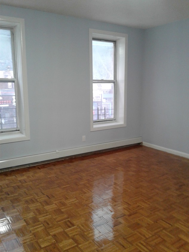 1000 sq ft Huge Apt - 1357 Broadway